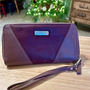 Jessica Simpson (AGNES) Clutch
Wristlet Wallet Burgundy 2 tone